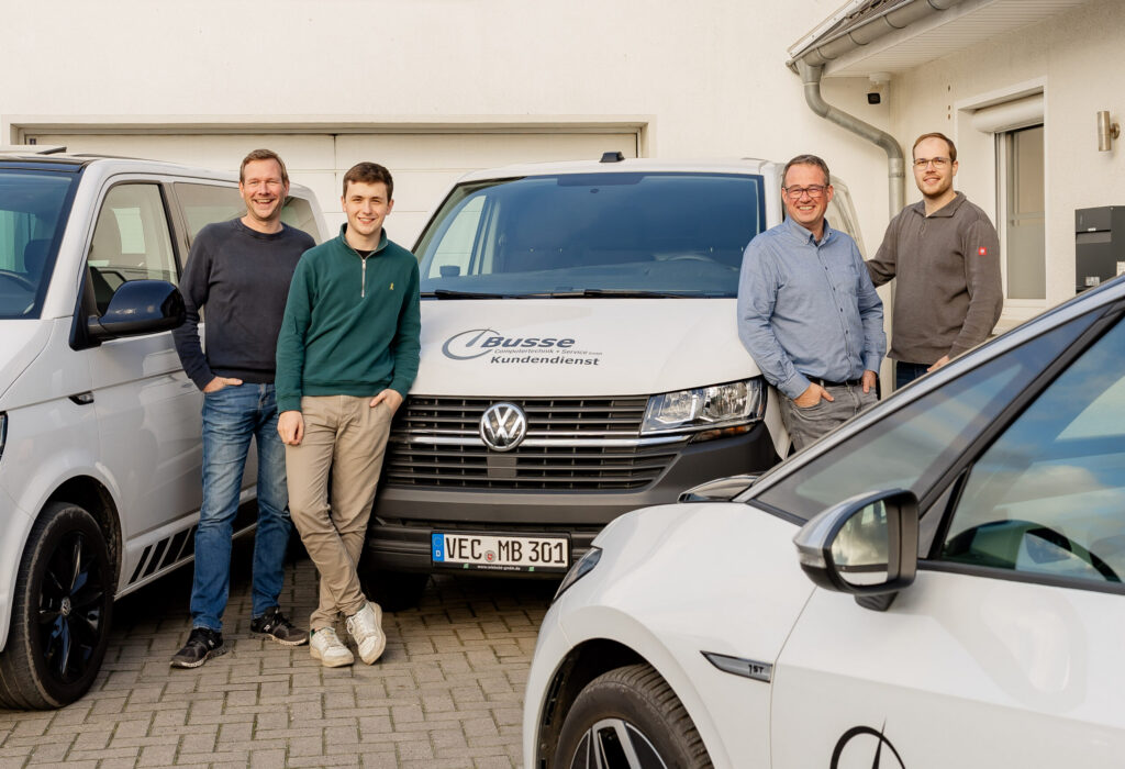 Teambild von Busse Computer mit Autos