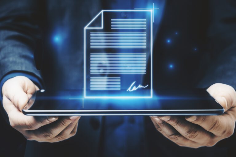 Mann hält ein Tablet auf dem ein Vertragshologram erscheint